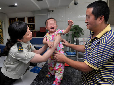 Άφησε το παιδί του στα απολεσθέντα!
